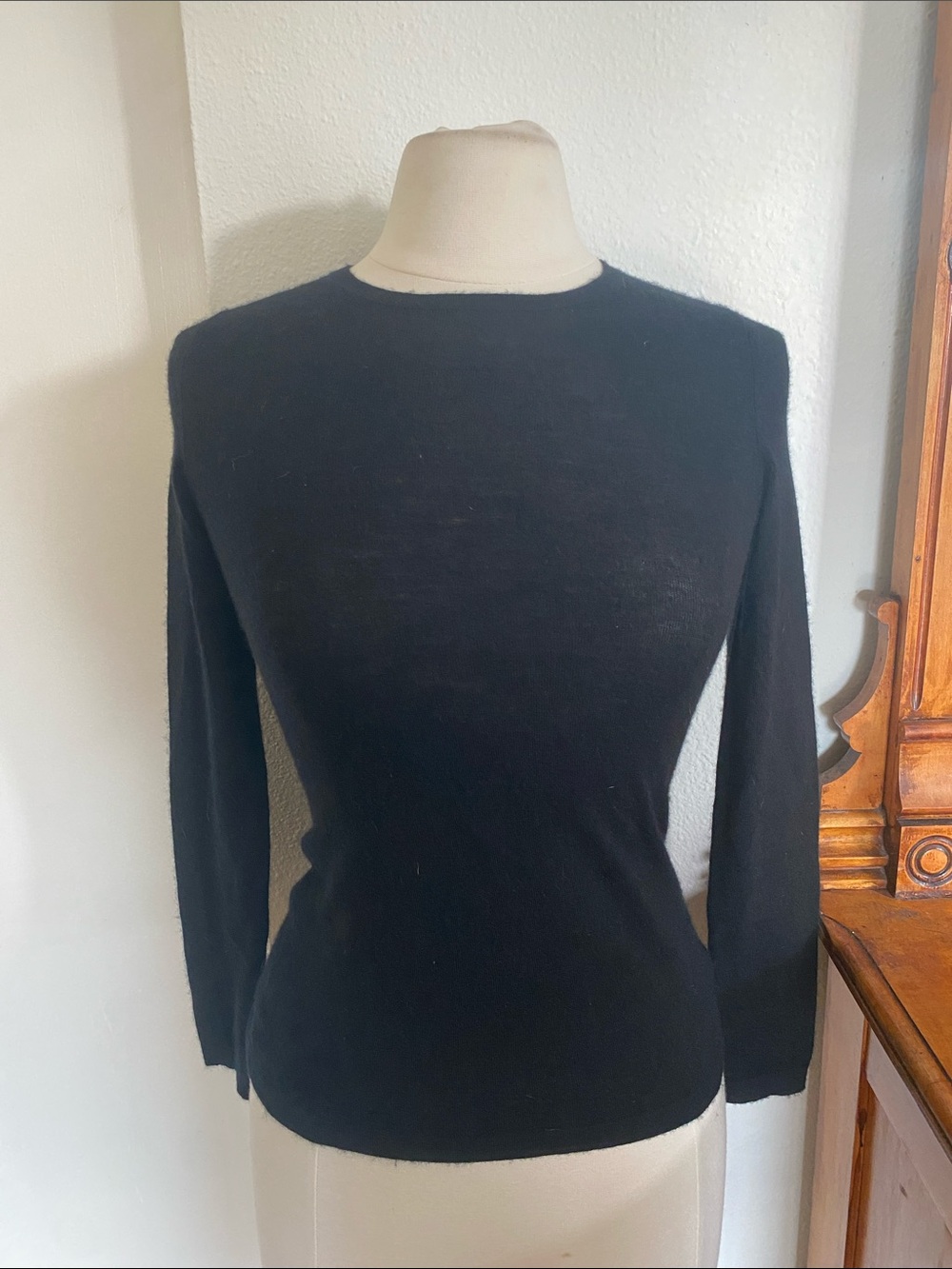 Neiman Marcus cashmere Black Crewneck Sweater xs